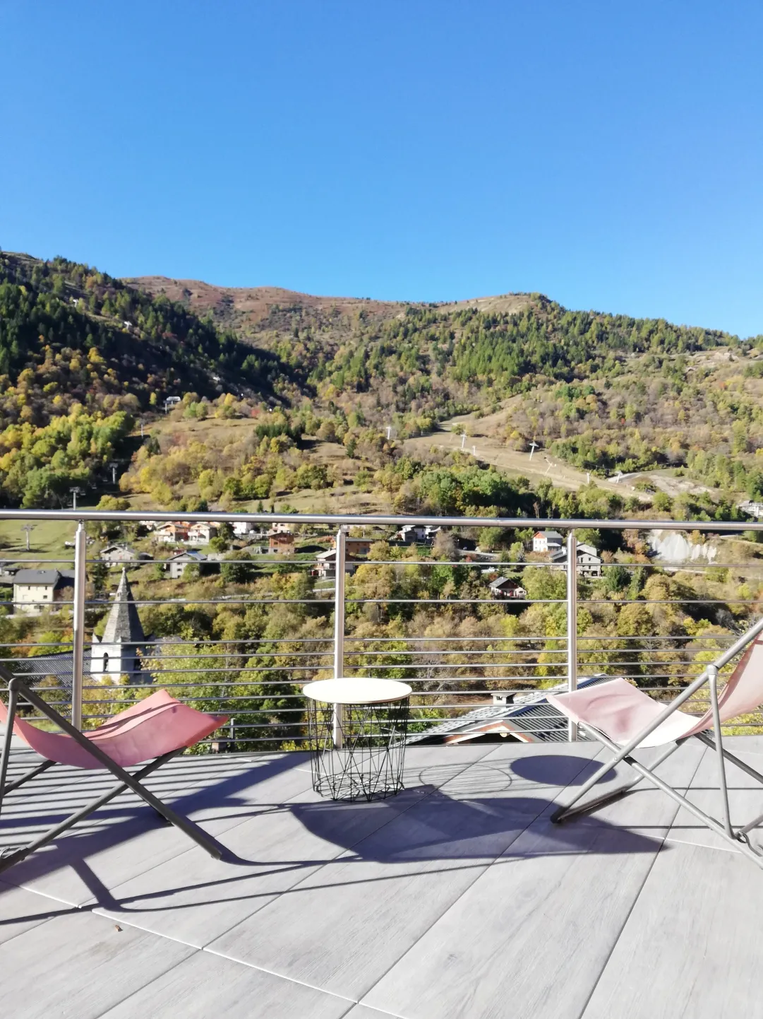 Terrasse ensoleillée et son exceptionnelle vue sur les montagnes