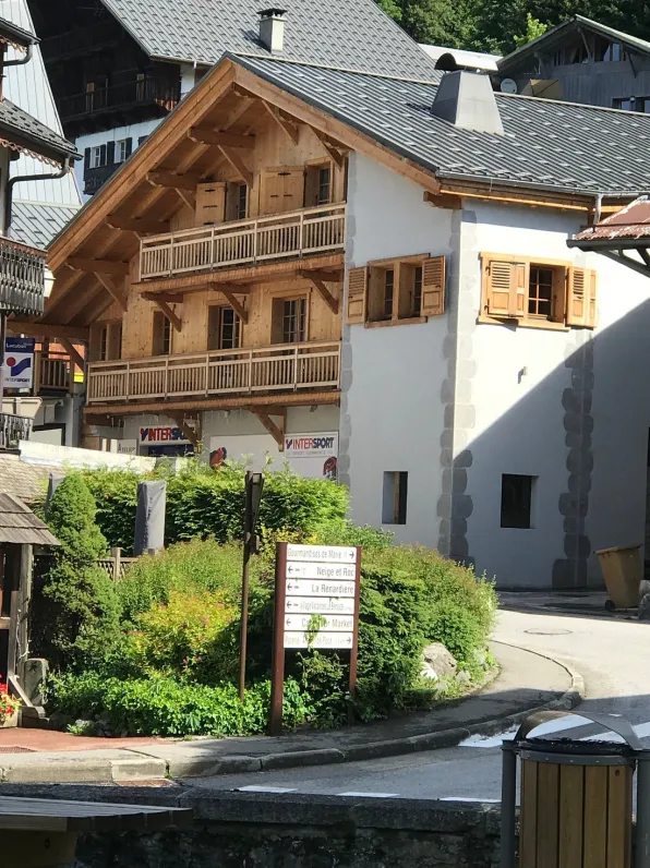 Le chalet de l'extérieur, le logement se trouve à l'étage 1 et 2
