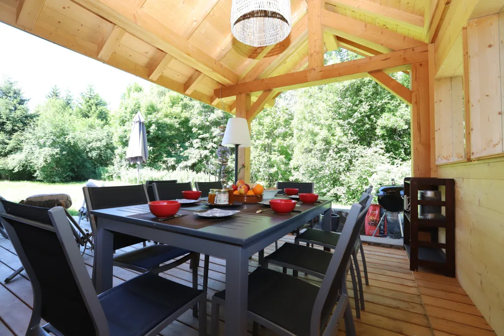 coin repas sur terrasse couverte 