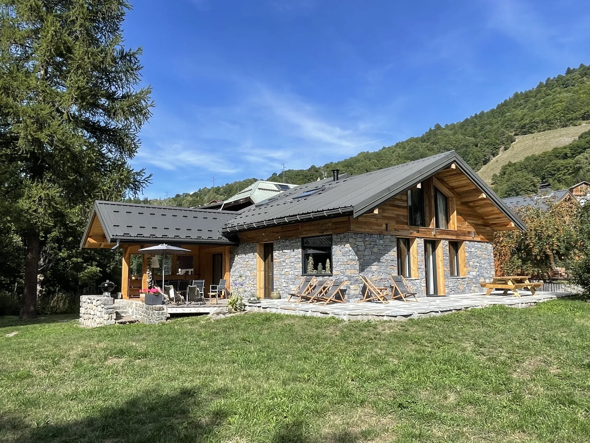 Vue d'ensemble du chalet avec  la terrasse couverte