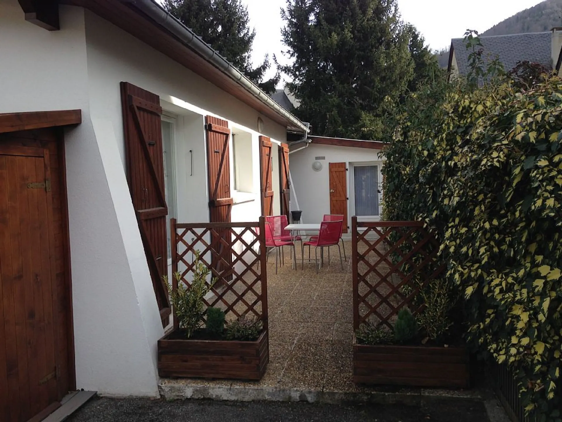 VUE SUR LA TERASSE EXTERIEURE ET L'ENTRÉE 