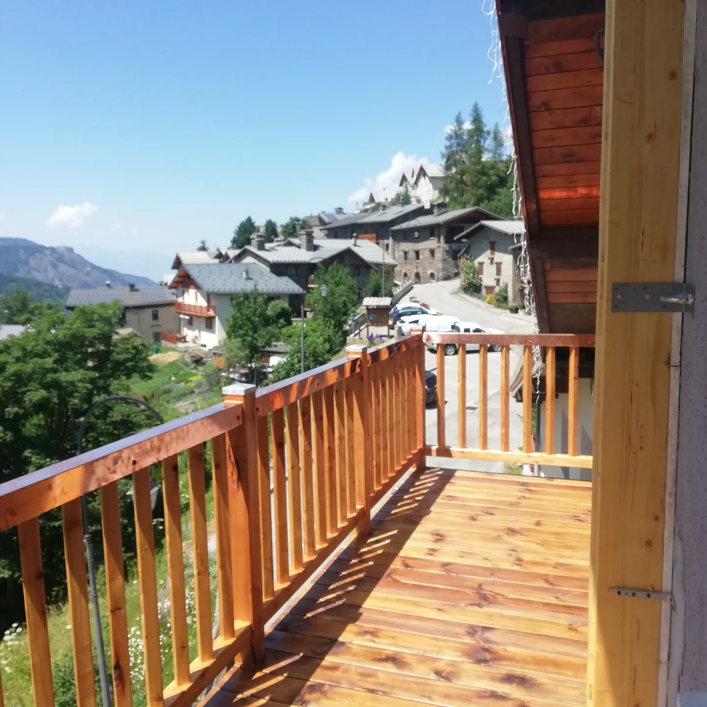 Vue sur l'accès au commerces, piscine et remontées mécaniques 
