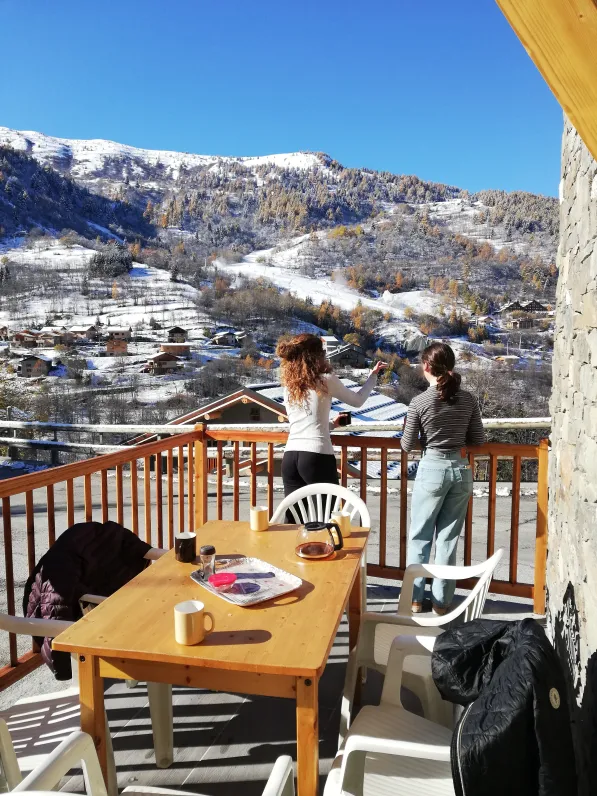 Terrasse exposée au Sud et vue sur les pistes de skis en hiver ou les montagnes en été