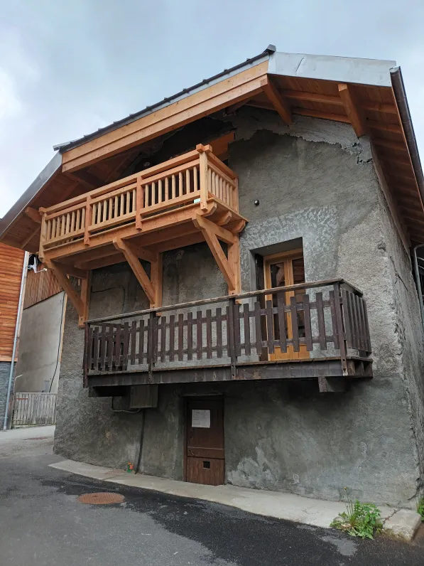 La maison en été  avec l’accès au local à ski 