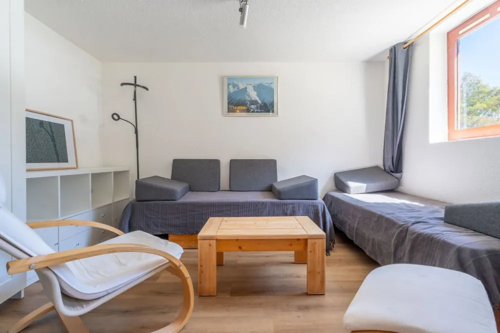 Salon avec fenêtre donnant sur les pistes