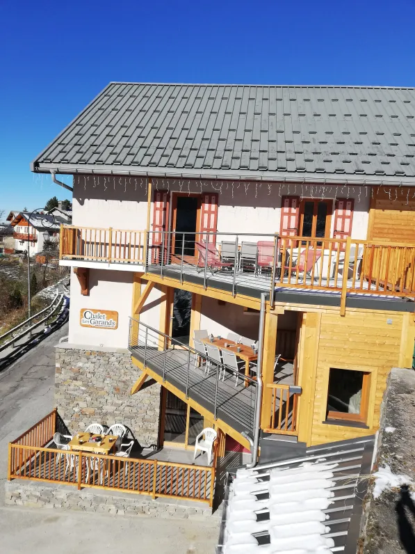Vue du chalet en entier depuis le jardin