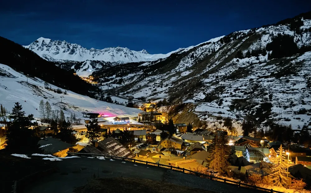 Vue de la terrasse couverte (sud/ouest) du 1er niveau :
(photo de nuit au clair de lune)
    - Vue sur l'Eyssina et le village de Vars Sainte-Marie.
    - Au fond la station de Vars les Claux
