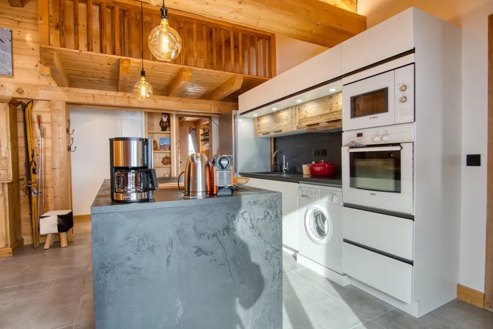 Coin cuisine et vue sur la montagne 
`