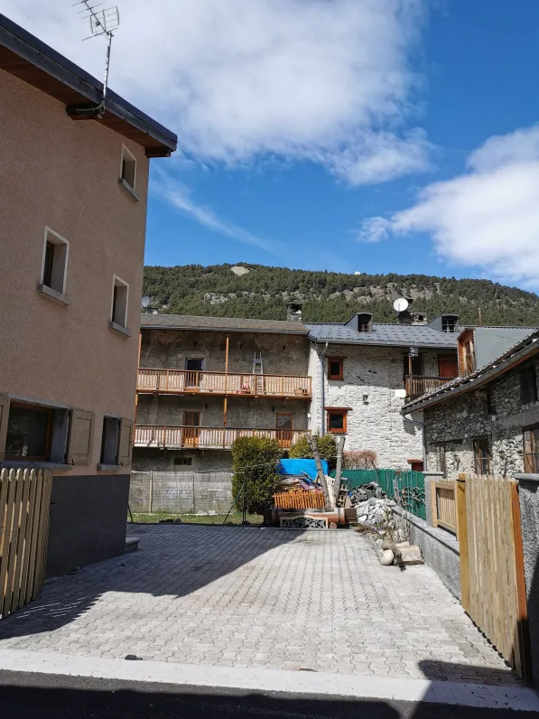 Cour / terrasse et stationnement