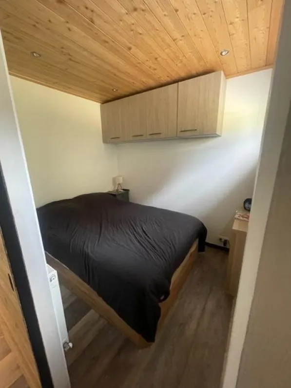 CHAMBRE AVEC PLACARD SUSPENDU 