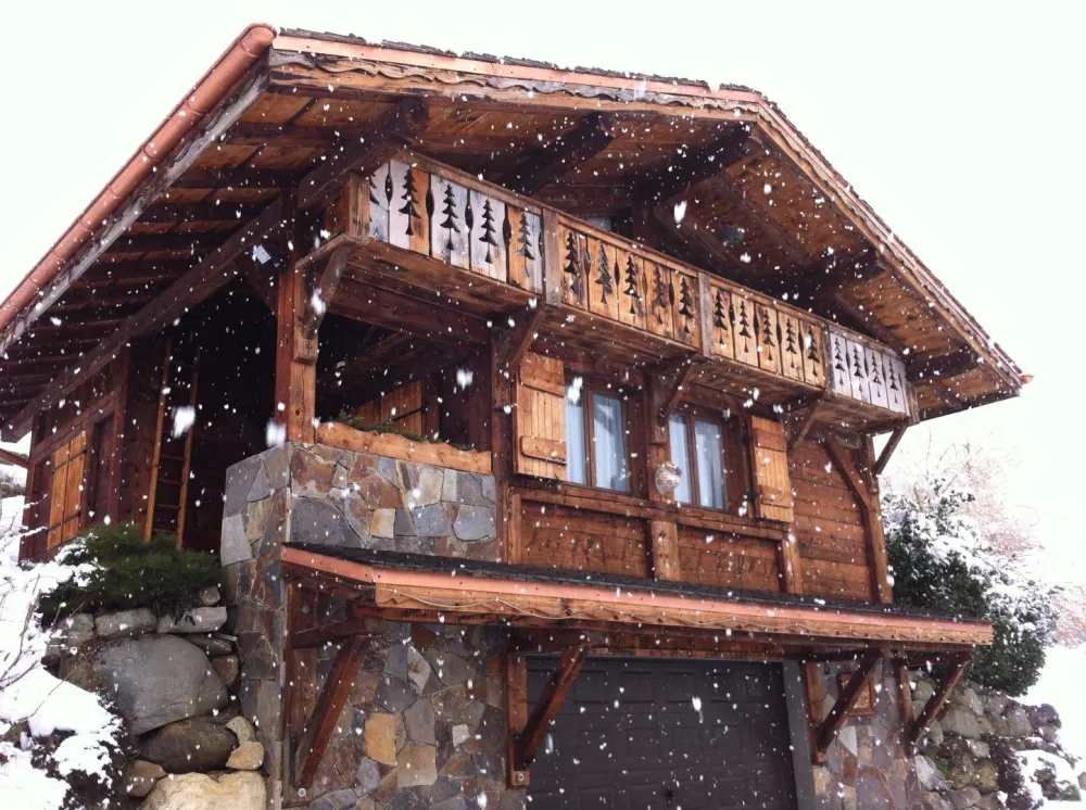 Arrivée au chalet sous la neige en hiver