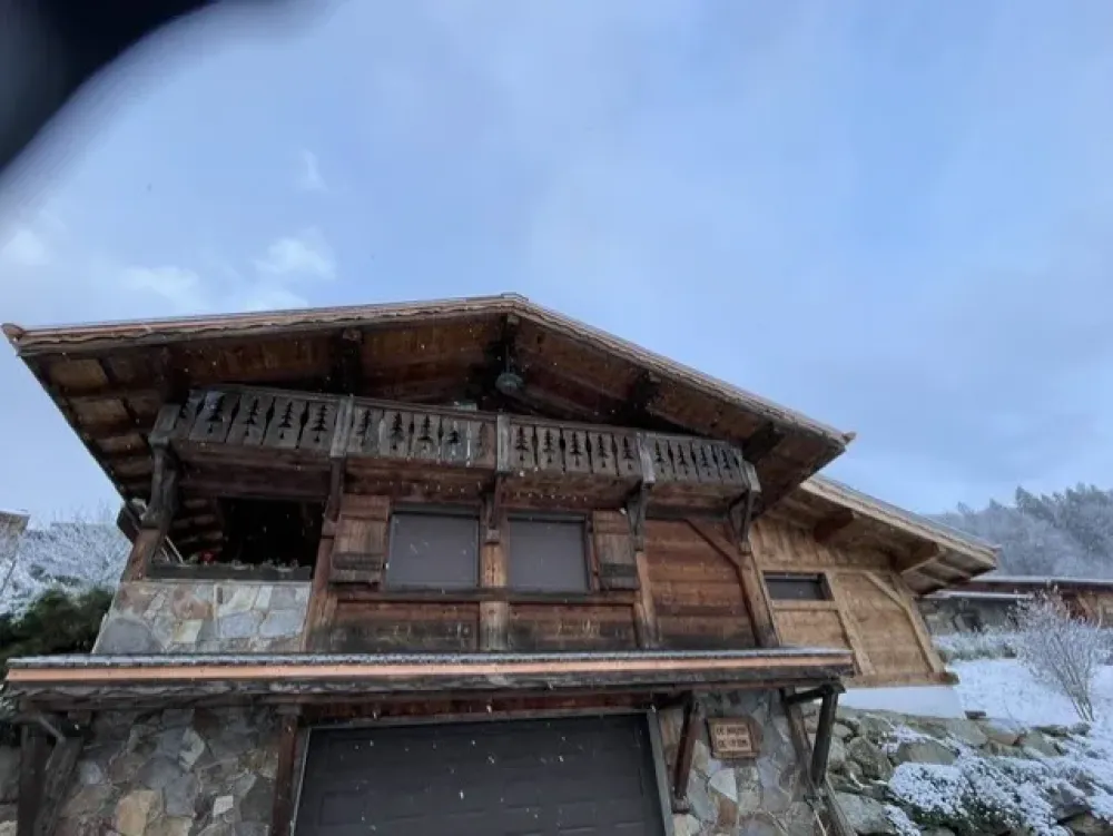 Arrivée chalet sous la neige en hiver