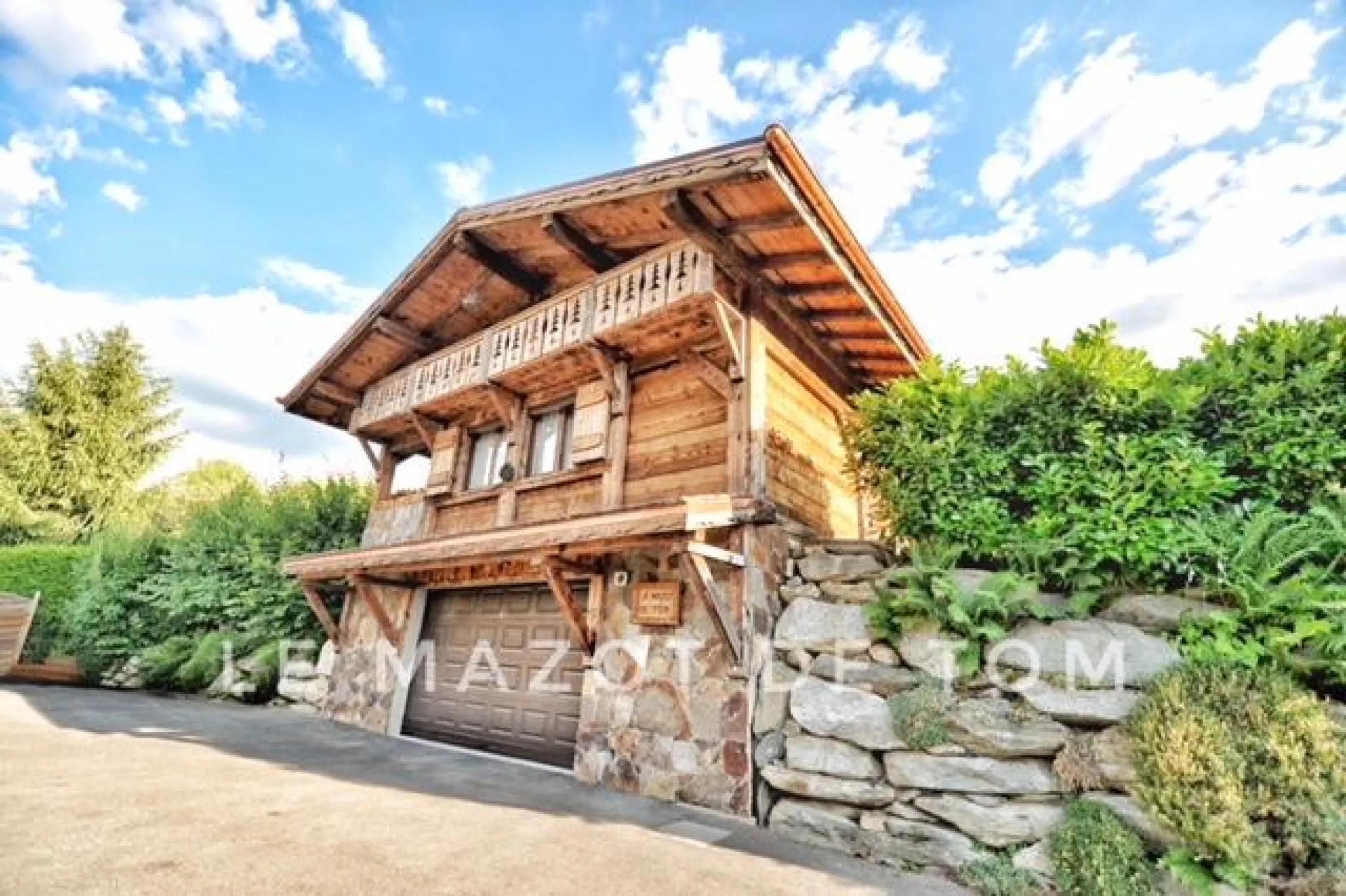 Arrivée au  MAZOT avec une terrasse et un jardin clos
 Ainsi qu'un car park privatif devant le chalet