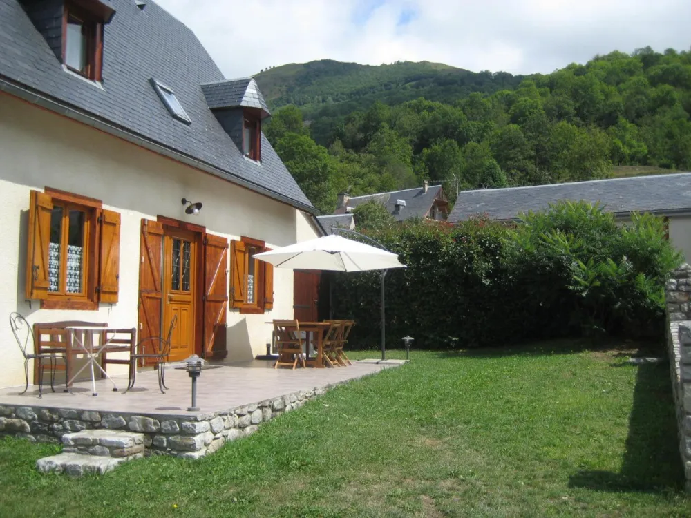 Voici la maison en été