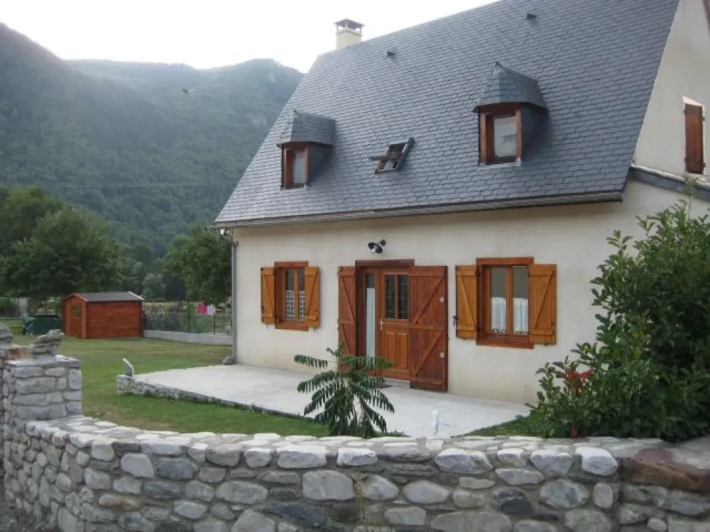 La maison est construite sur un terrain individuel  et se situe dans un petit village calme au coeur des Pyrénées, a une altitude de 960 m, a proximité du lac de Genos Loudenvielle (500m) et du Centre Thermo ludique Balnéa a Loudenvielle (1,5km).

Devan