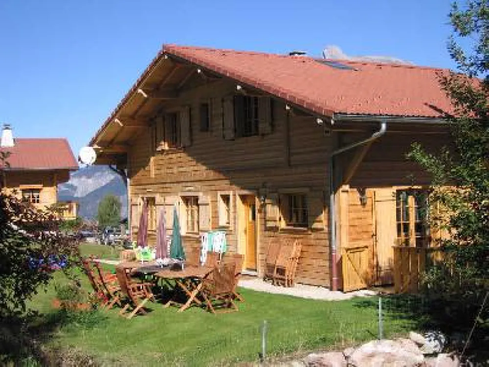 LE COIN JARDIN A PLEIN PIED AVEC LA TERRASSE ET LA CUISINE.LES GRILLADES VOUS ATTENDENT.