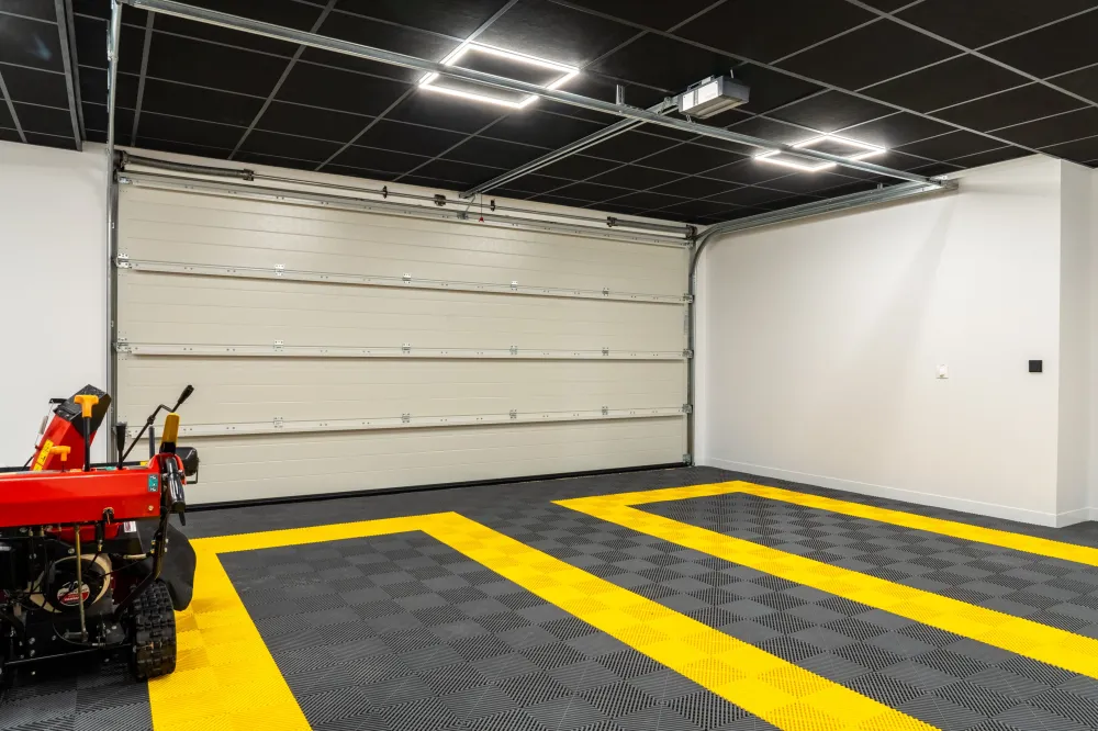Au rez-de-chaussée :
Le chalet dispose également de 2 place dans le garage (chauffé), ainsi que 3 places de stationnement gratuites à l'extérieur.