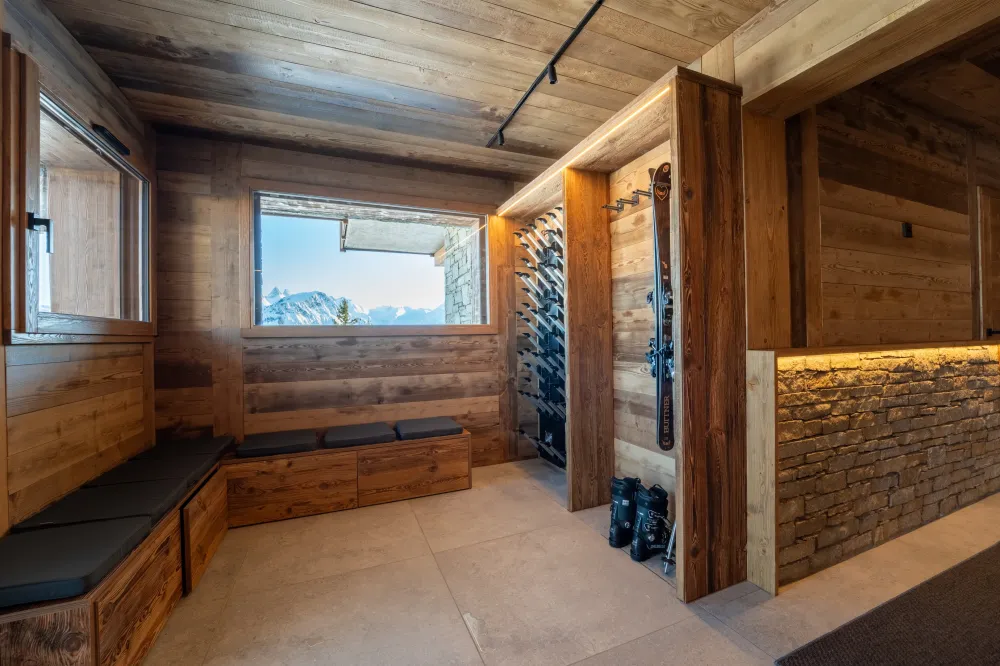 Au rez-de-chaussée :
Vous trouverez à l'entrée un SKI ROOM équipée d'un sèche chaussure, local a ski et d'un dressing complet.