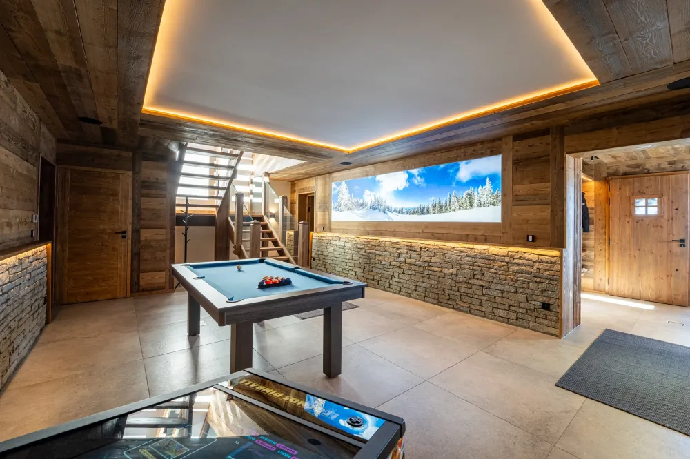 Au rez-de-chaussée :
Une salle de jeux équipée d'un grand billard américain, d'un flipper avec 22 tables de jeux .