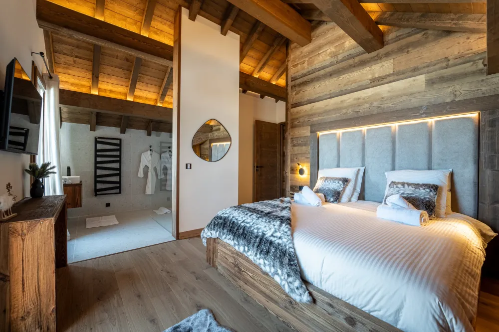 Vous découvrirez deux grandes suites parentales avec lit double « King Size » dans chacune d’entre elles.
 Vous retrouverez une décoration soignée et recherchée ainsi que les équipements de confort suivant : TV, sèche serviette, rangement et balcon.

