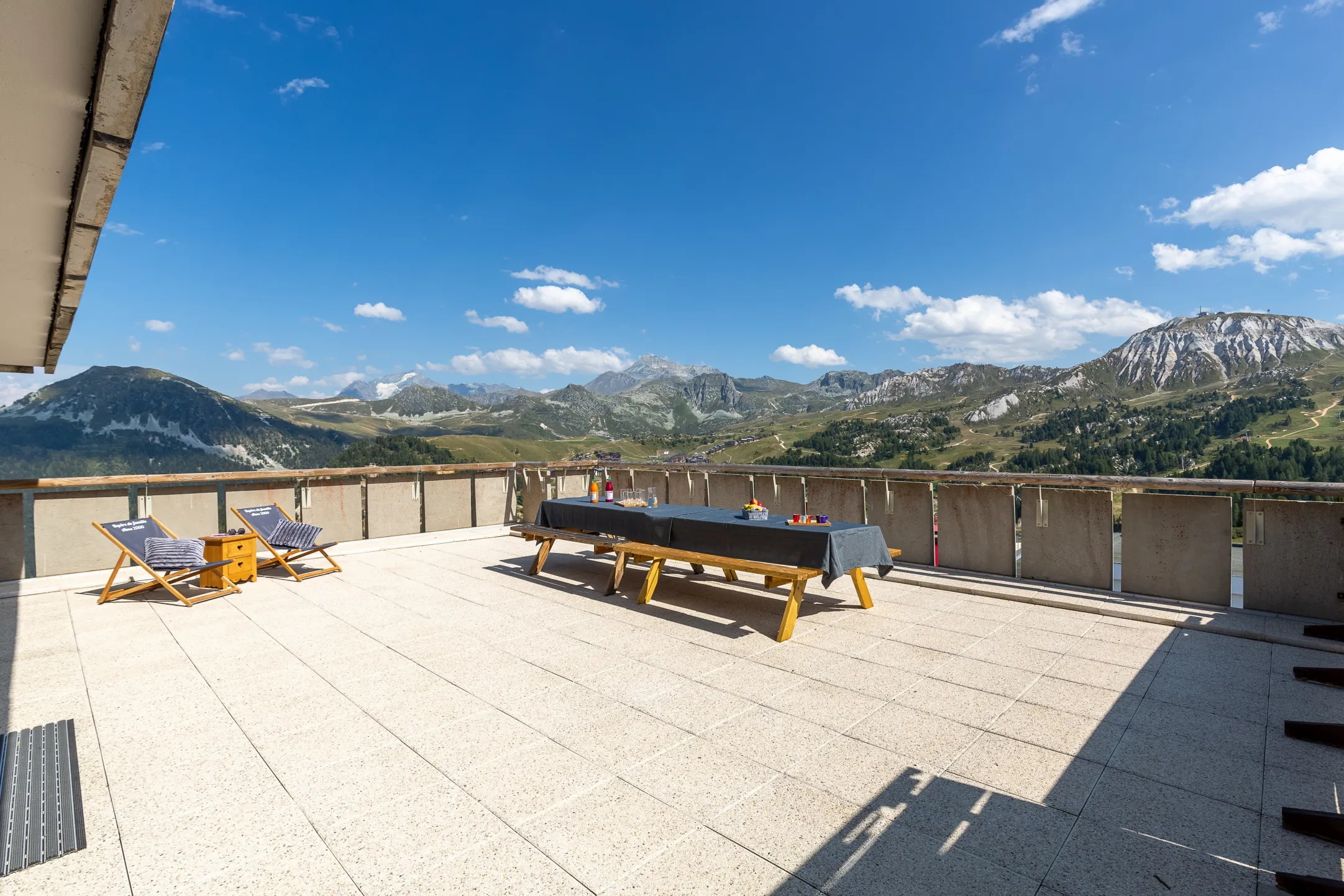 grande terrasse 71 m², tables et chaises longues