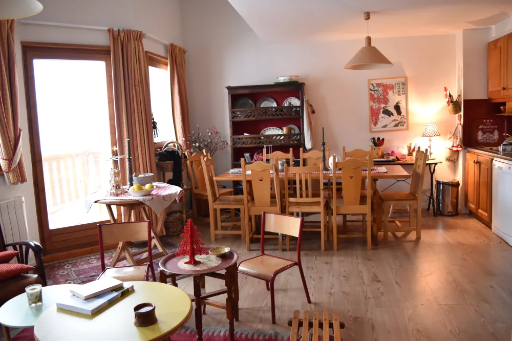 autre vue coin salon et salle-à-manger