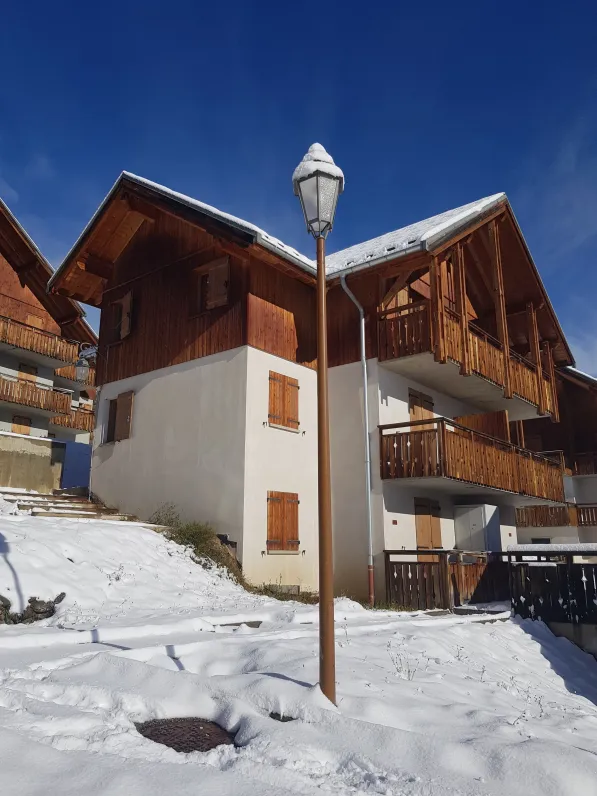 
The apartment is located on the top floor of this chalet.
You can see the two windows of the west-facing bedrooms (top left) and the south-facing balcony (top right).
