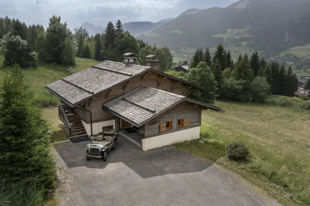 vue du chalet coté entrée et garage en été 