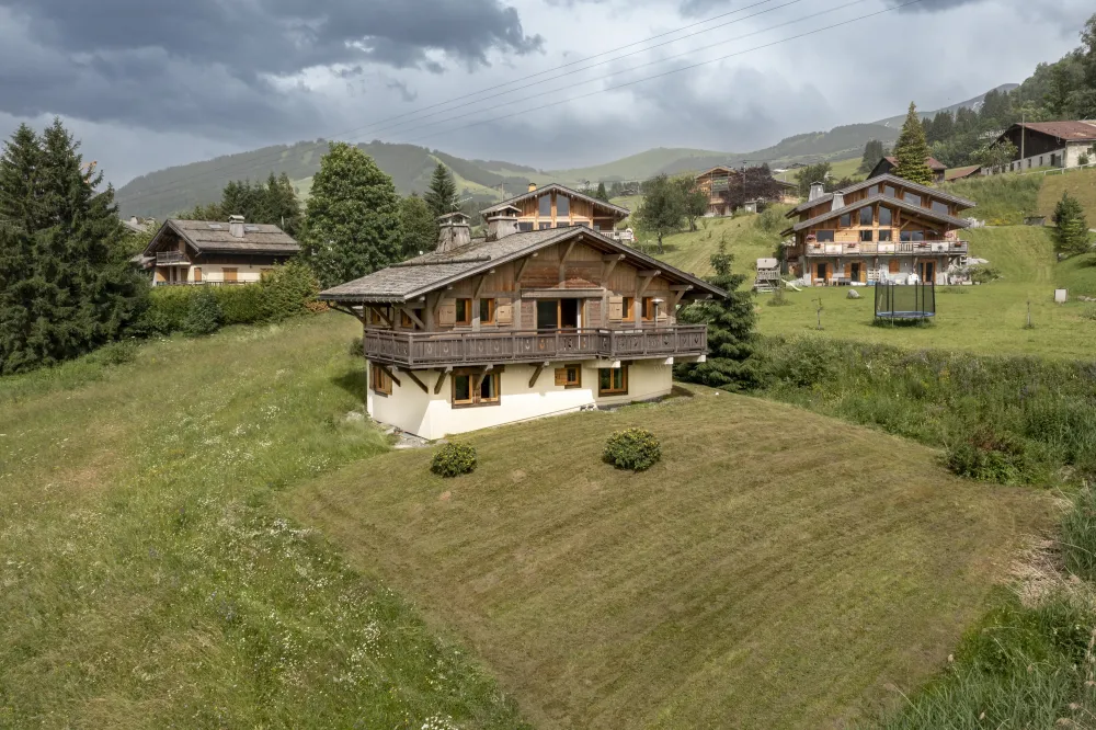vue du chalet en été 