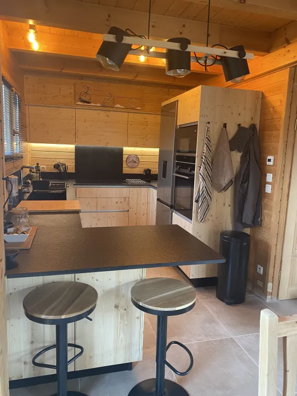 La cuisine toute neuve est super équipée. Plaque induction, four, four micro-ondes, duo frigo/congélo (+un autre grand frigo dans le sous sol), grille-pain, bouilloire, grande cafetière filtre, machine à café Nespresso, Sodastream, mixeur, petit robot...t