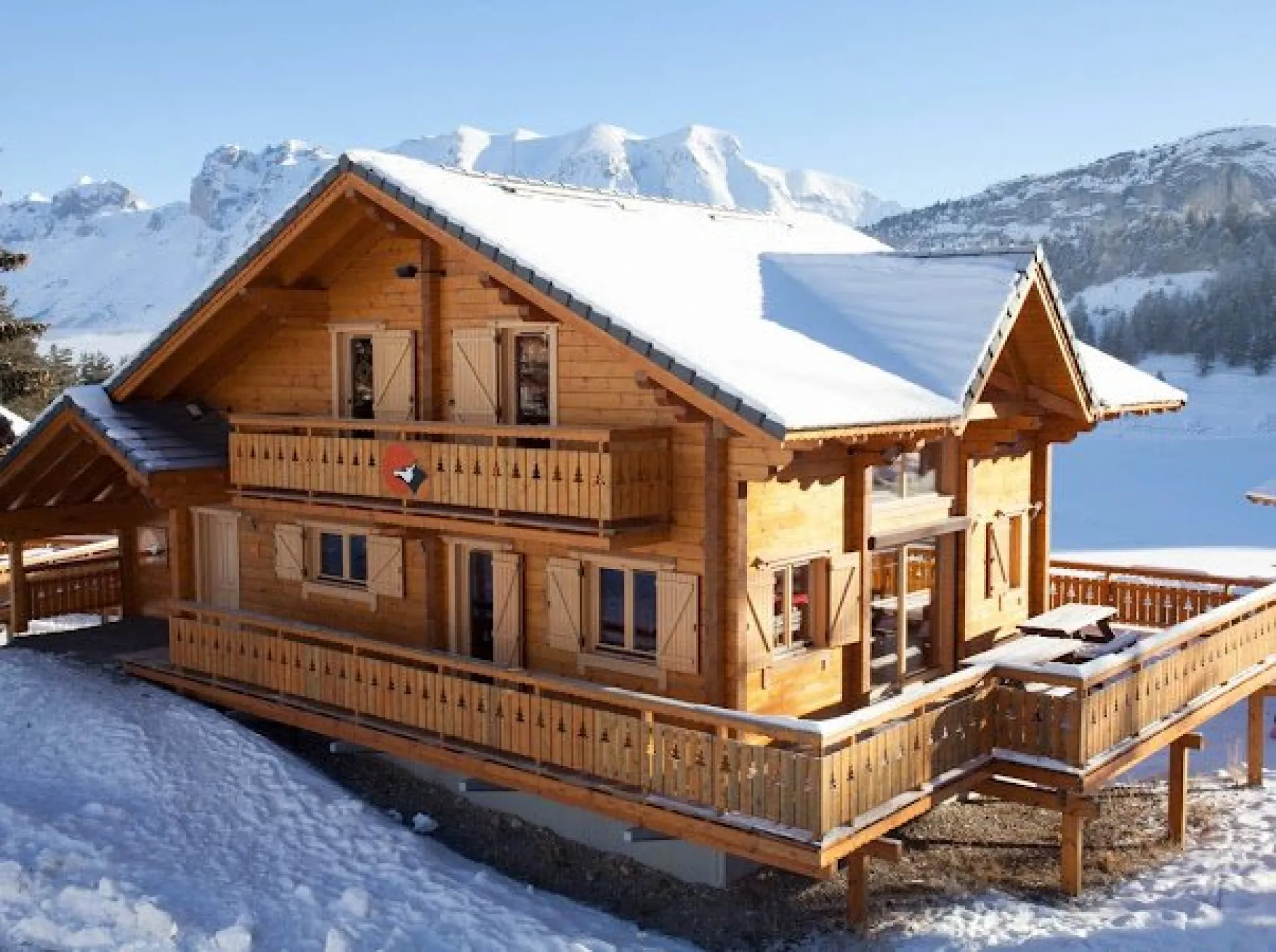 La Louvière est un grand chalet tout en bois niché au coeur de la montagne à 50m des pistes et 5 mn à pied du coeur de village de la Joue du Loup. Départ et arrivée ski aux pieds.
6 chambres 14 couchages maximum.