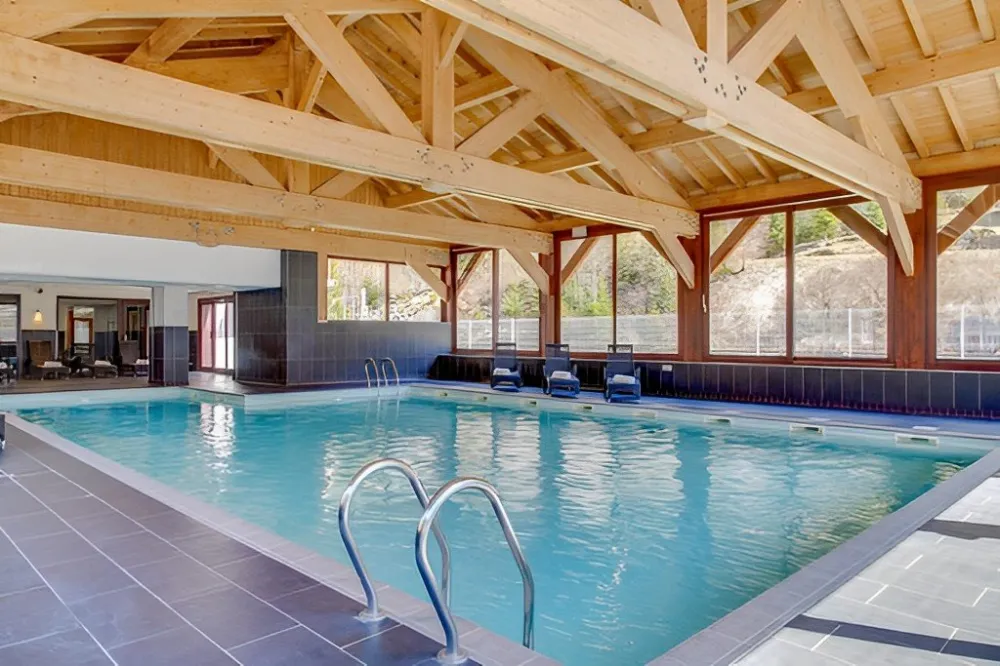 Grand piscine couverte chauffée toute l'année