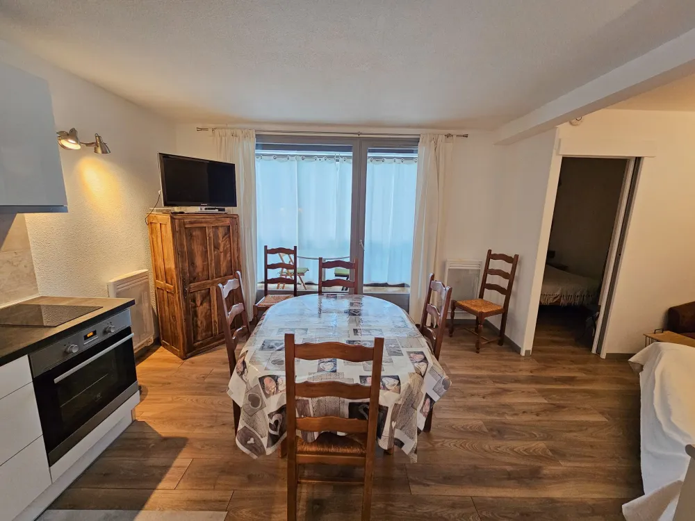 SALLE A MANGER AVEC SA CUISINE SUPER EQUIPEE