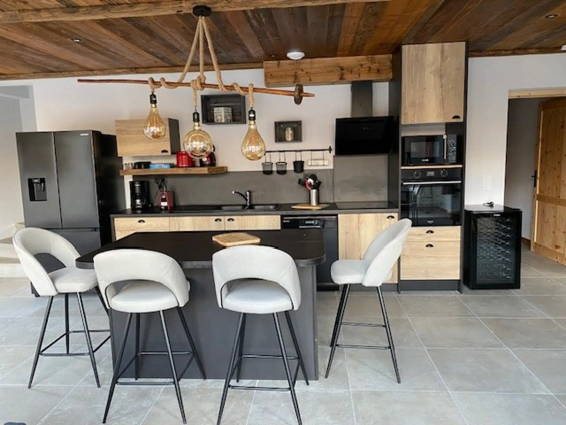 Spacieux chalet de montagne dans le Parc du Mercantour de 178 m2 pour 12 personnes situé à 200m des pistes de ski pour profiter rapidement des plaisirs de la glisse. Le chalet est équipé d'une piscine intérieure sécurisée, chauffée avec nage à contre cour