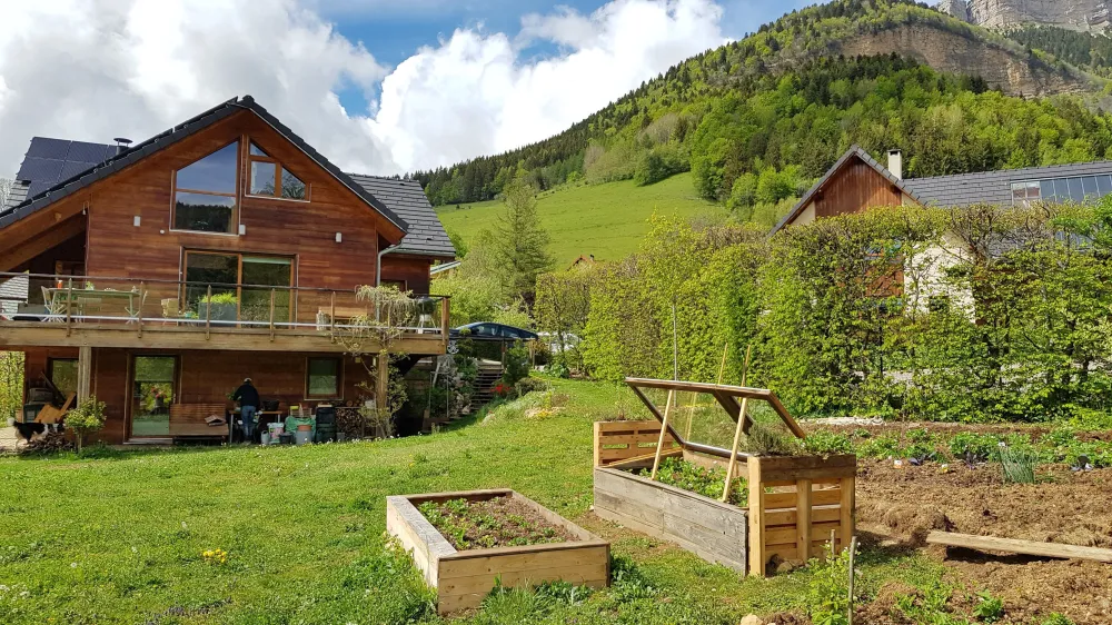 Vue de la façade Est et le massif de Chamechaude au loin