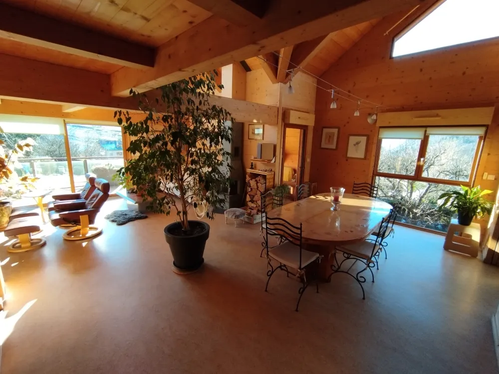 Vue panoramique sur le salon et la salle à manger de 49 m²