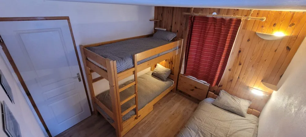 chambre avec  3 lits