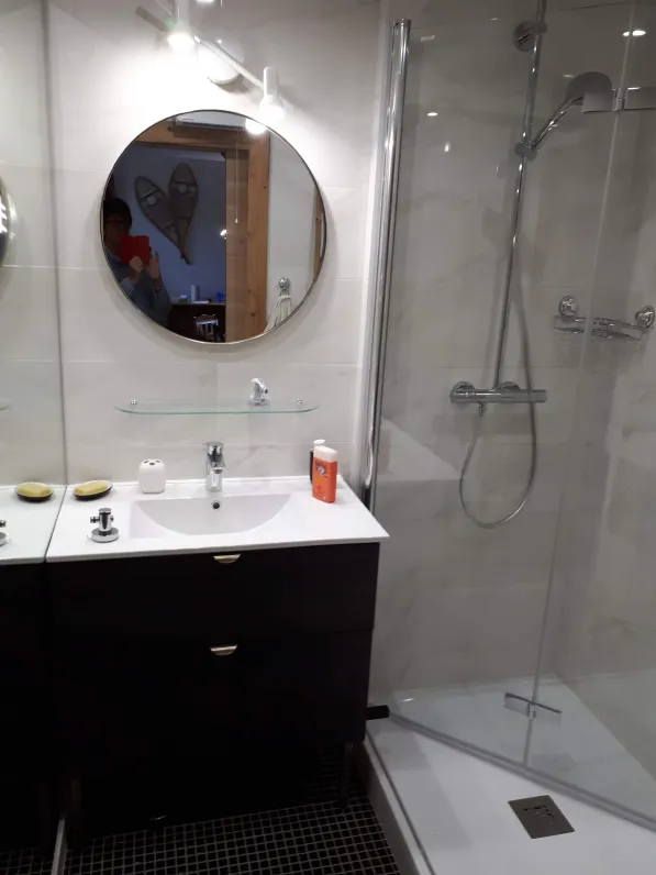 SALLE DE BAIN AVEC DOUCHE