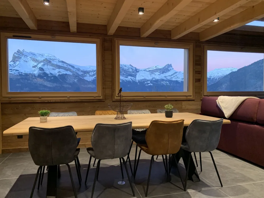 Chalet neuf de 190m2 sur 3 niveaux situé à SAINT GERVAIS LES BAINS, à louer

Situé à 4km du centre ville de Saint Gervais et de ses commodités et à 1.5km des pistes de ski du Bettex (front de neige)
Domaine skiable reconnu l'hiver autant que l'été pour