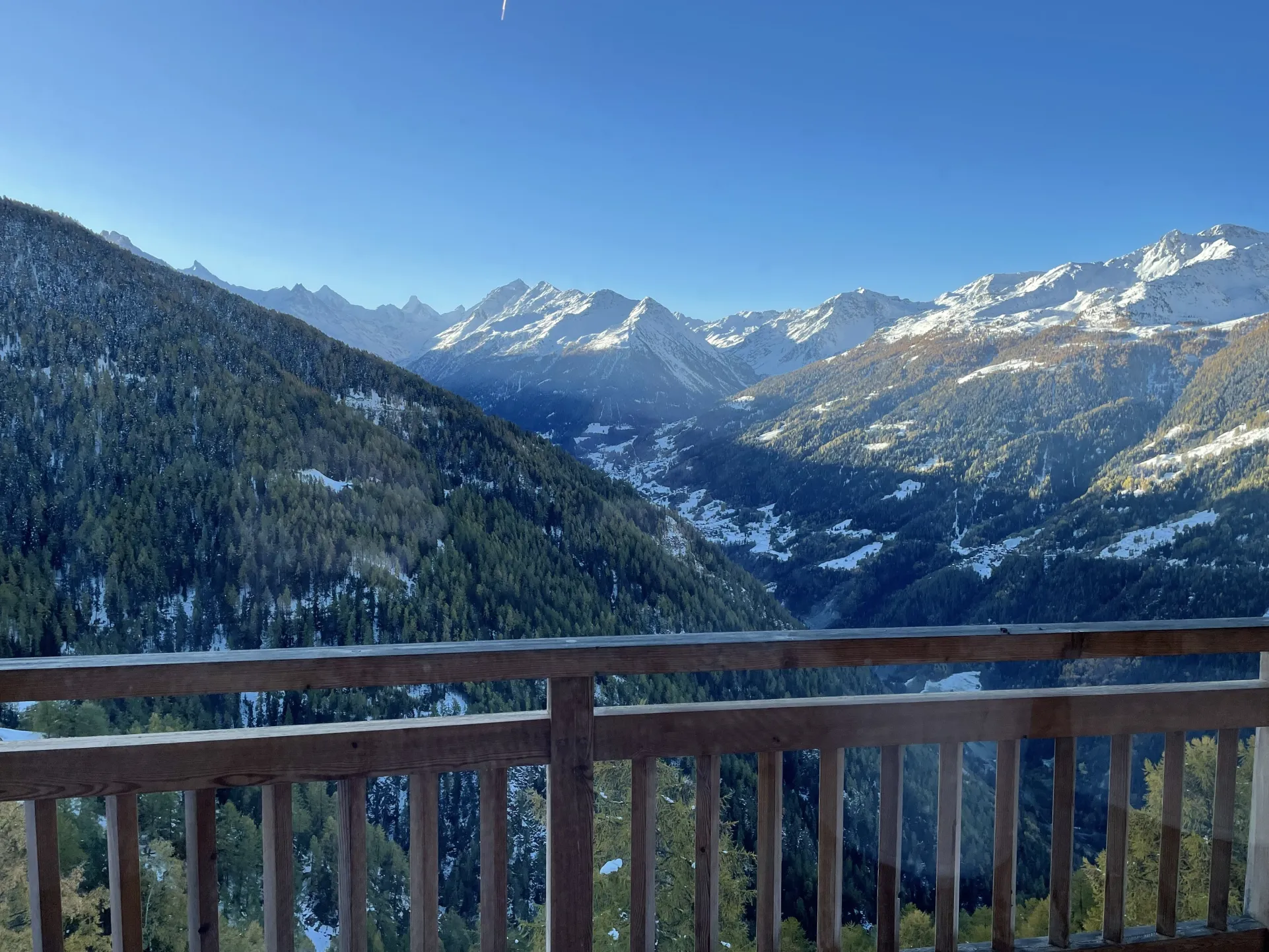 Chalet luxe neuf loué quelques semaines par an. Village à 2000 en Valais face aux sommets de plus de 4000 dont le cervin. Station de ski altitude élevée, panorama unique. Chalet grand confort avec équipements  complets. Soleil et tranquilité optimums. Pro