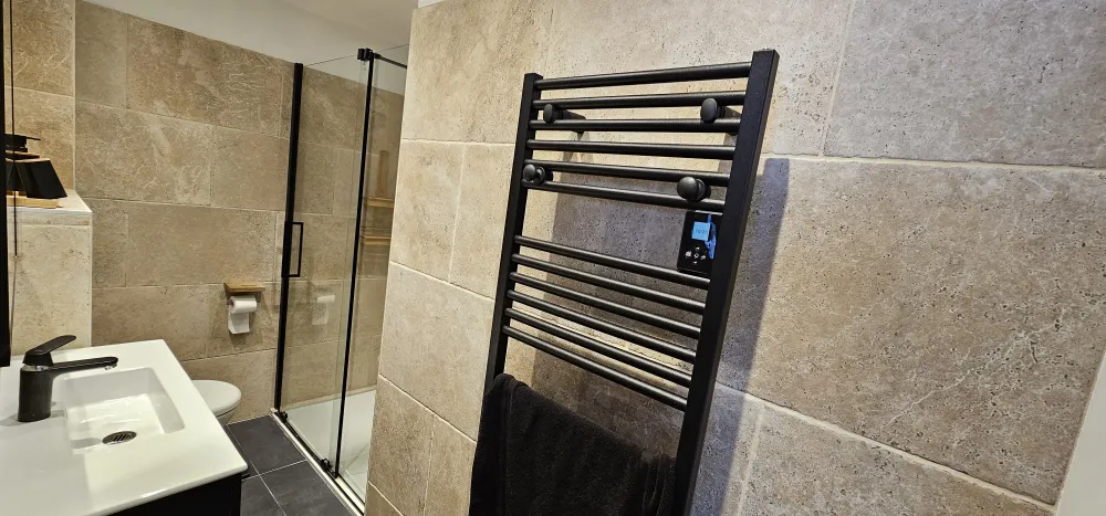 Parents' bathroom