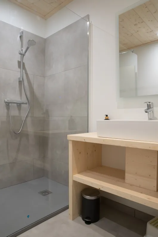 une des 3 salle de douche ; celle du dortoir est plus grande et ferme avec porte; les deux autres sont ouvertes sur l'entrée des chambres parentales