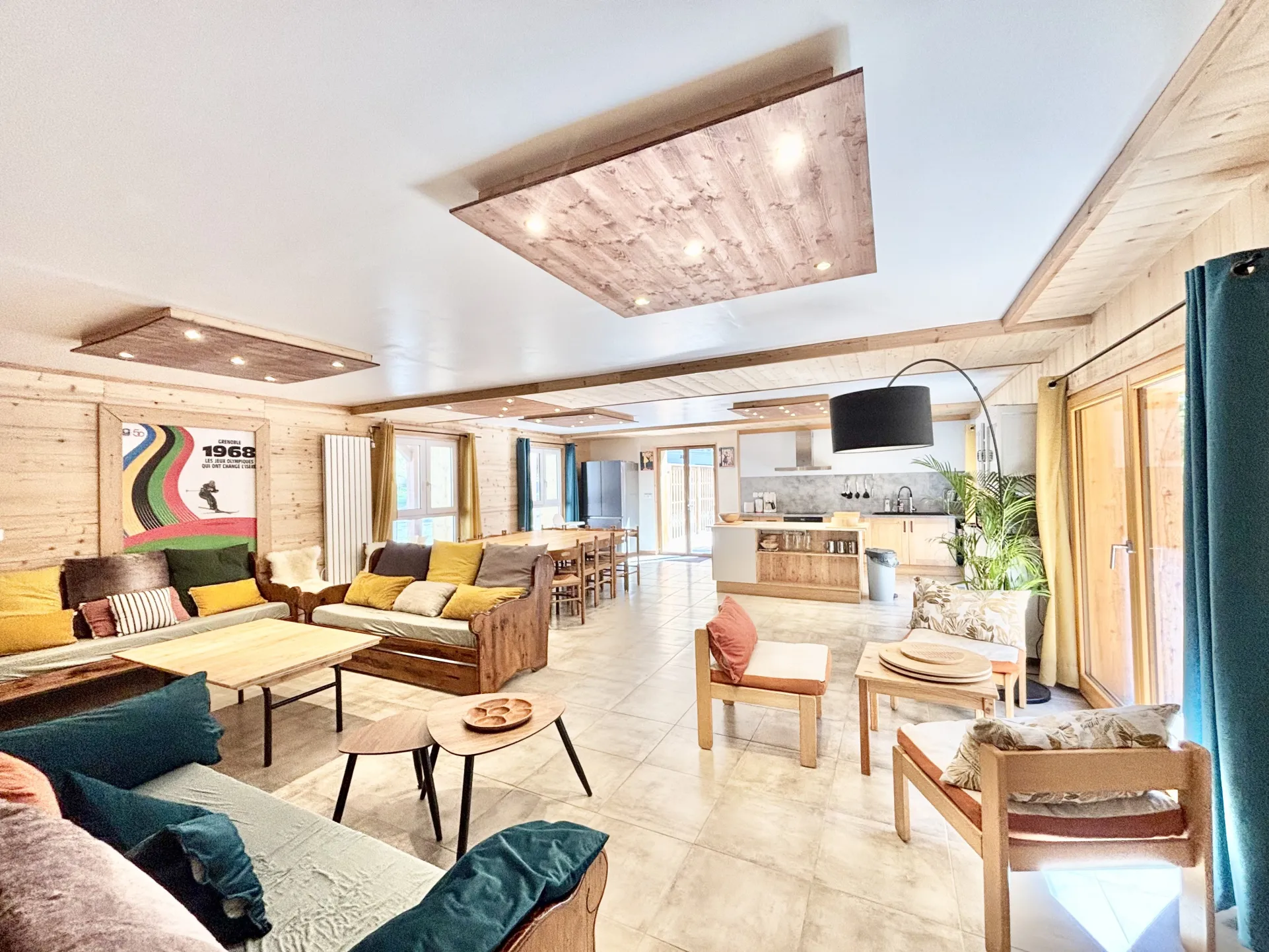 Ce chalet de montagne à Venosc offre une grande pièce de vie chaleureuse, parfaite pour se retrouver en famille ou entre amis. Sa cuisine spacieuse, moderne et entièrement équipée est pensée pour accueillir jusqu’à 15 convives autour de bons repas. Idéal 