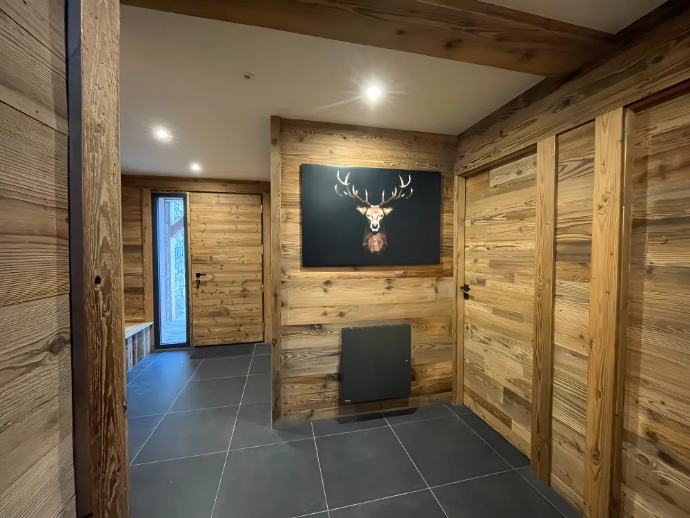 The entrance hall with access to the parents' bedroom, bathroom with sauna and ski room.