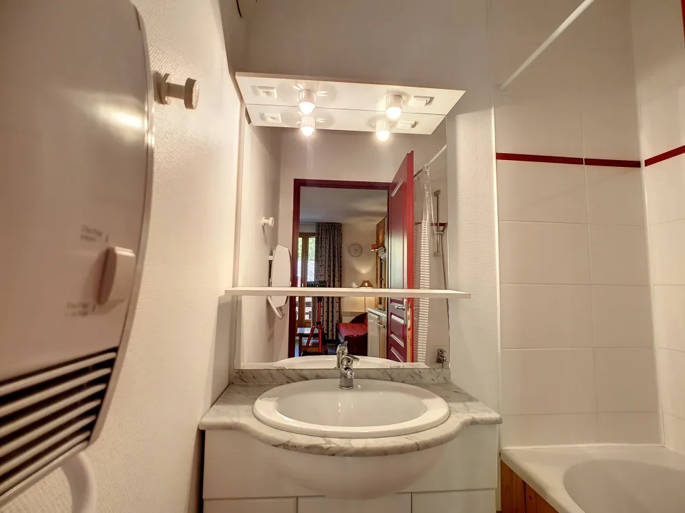salle de bain avec baignoire
