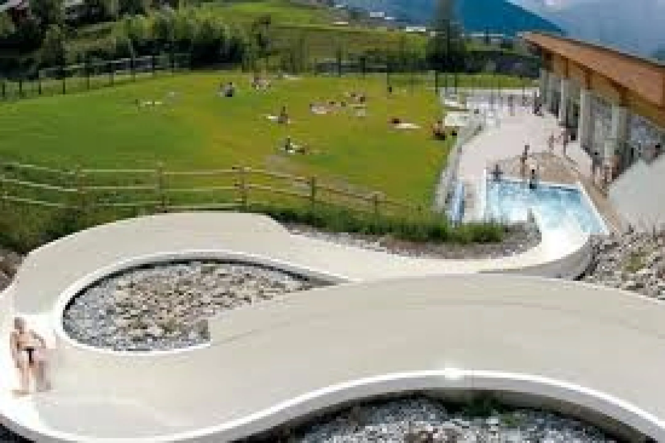 Piscine et toboggan extérieur dans la station