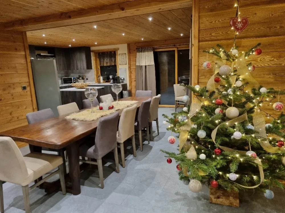 Espace repas avec grande table à manger