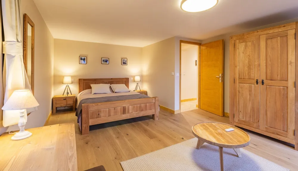 Chambre spacieuse avec un lit double et un bureau