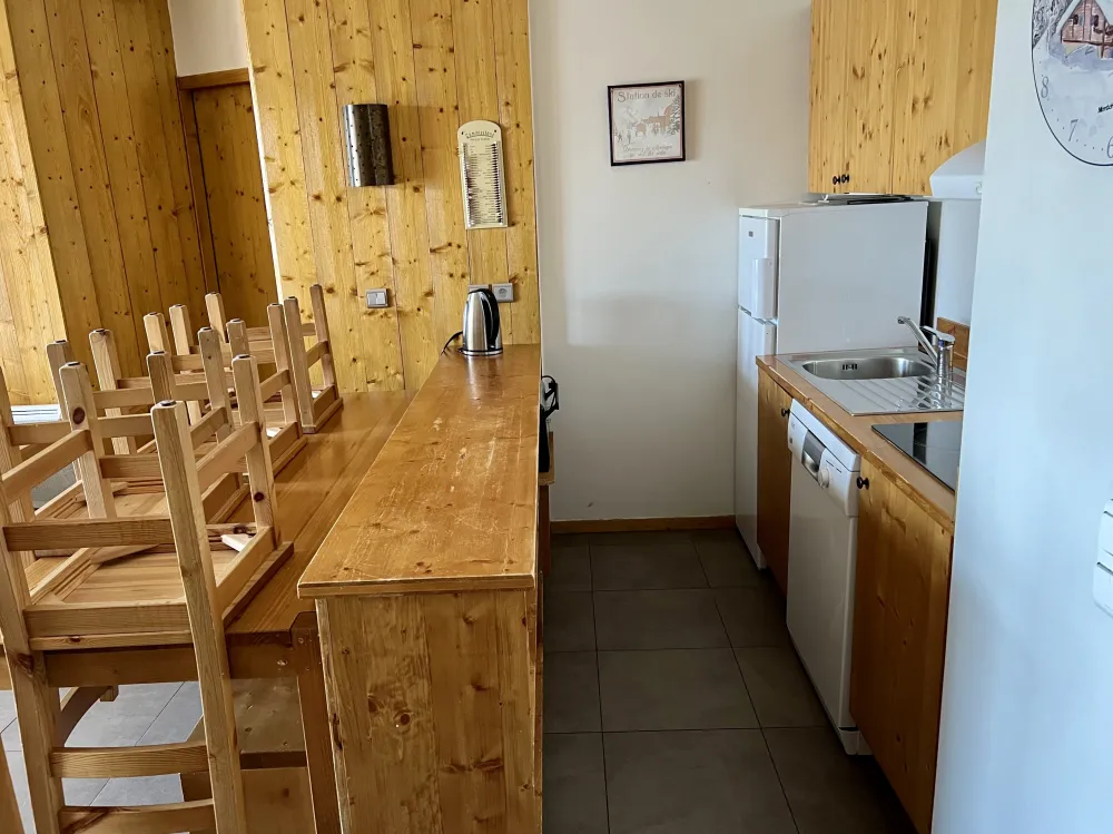 Petite cuisine ouverte sur le salon et fonctionnelle