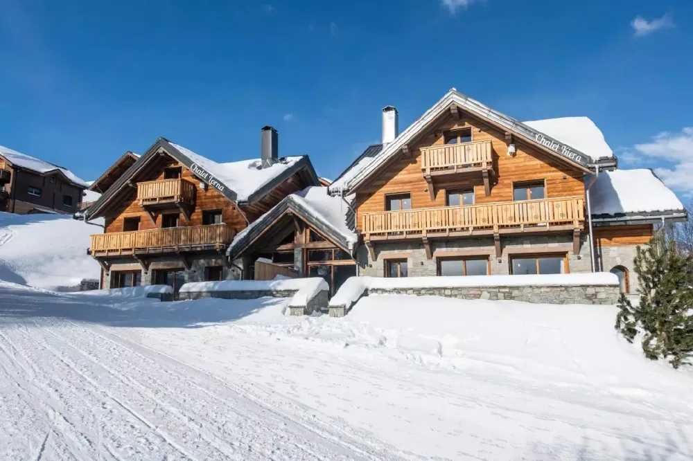 - pistes de ski à 100m - piscine chaufée - centre à 500m